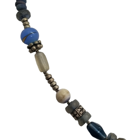 VINTAGE BOHO STYLE SILVERTONED NECKLACE WITH BLUE GLASS & STAINED WOOD BEADS - Picture 6 of 8
